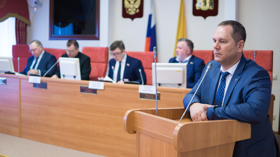 Бывший директор ярославского фонда капремонта Роман Гайнутдинов (на трибуне)