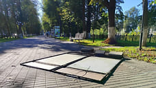 В Ярославле ветер повалил стенды аллеи музеев и деревья