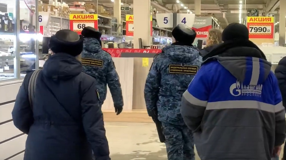 Судебные приставы в торговом центре в Ярославле