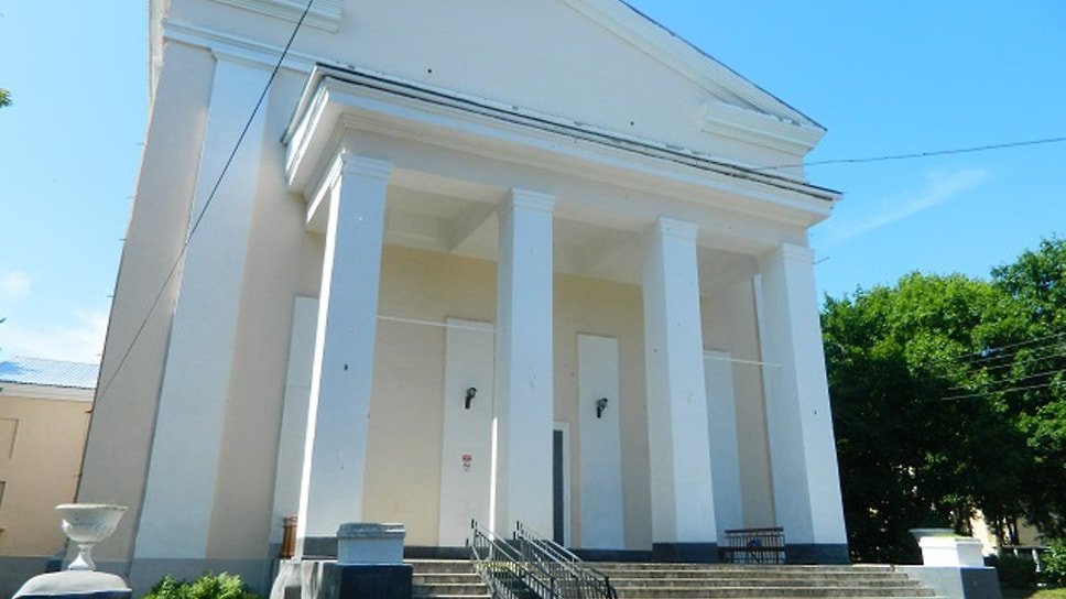 Здание культурно-досугового центра в Данилове - бывший Воскресенский собор
