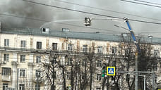 В тушении пожара в центре Ярославля задействуют кран и лестницы