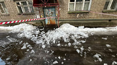 В Ярославле прокуратура возбудила дело после падения снега на жителя с коляской