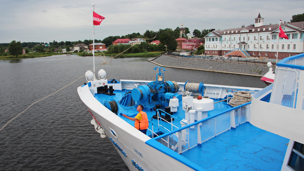 Пассажирские круизные теплоходы судоходной компании "Водоходъ" у причала речного вокзала Мышкина на реке Волга.