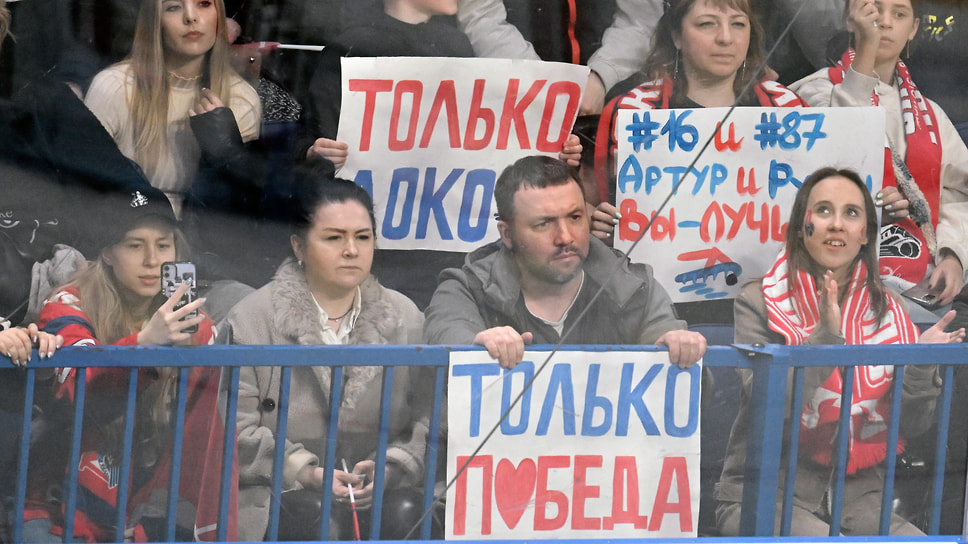 Болельщики команды "Локомотив" на трибуне во время матча