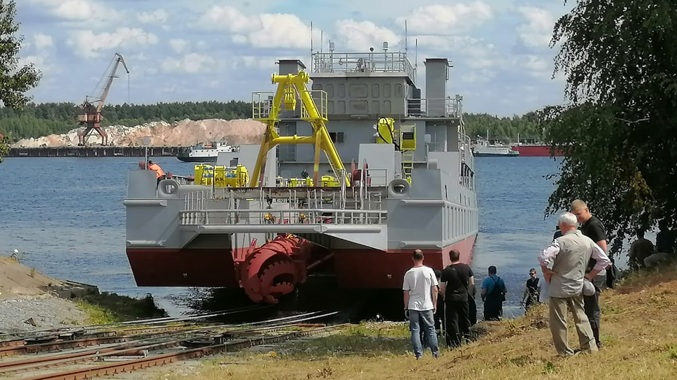 Спуск на воду судна на Ярославском судостроительном заводе
