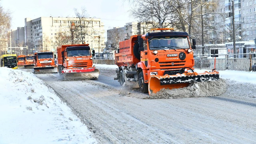 Комбинированные дорожные машины на уборке Ярославля