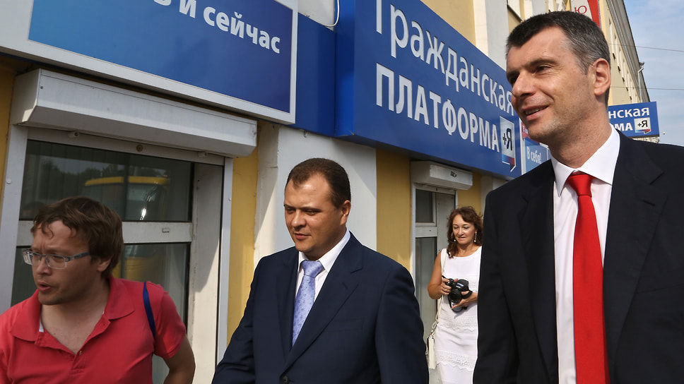 Михаил Писарец (в центре) и Михаил Прохоров (справа)