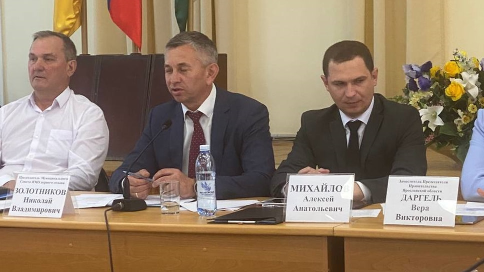 Глава Ярославского округа Алексей Михайлов (справа)