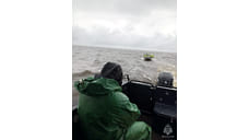 Оставшееся без топлива судно попало в шторм на Рыбинском водохранилище