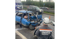 Спасатели вытащили водителя из автомобиля после ДТП в Ярославле