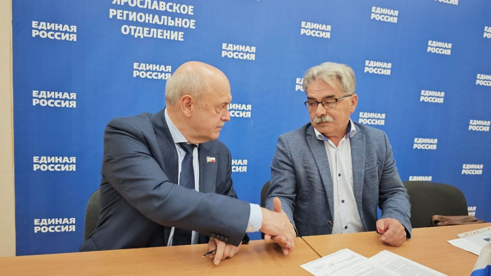 Сергей Петров (справа) и глава местного отделения партии Сергей Калинин