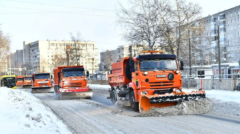 Комбинированные дорожные машины на уборке Ярославля