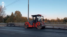 На Комсомольском мосту начали укладывать асфальт