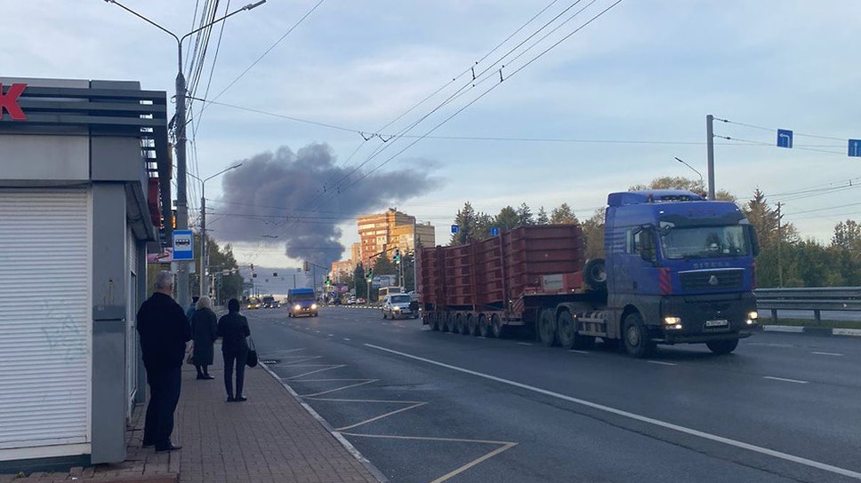 Дым от пожара на ярославском НПЗ
