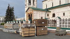 В Ярославле на Советской площади начали монтировать каток