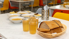 Глава СК потребовал разобраться в проблемах с питанием в школах и садиках Углича