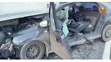 В Ярославской области Volkswagen врезался в фуру, пострадали двое