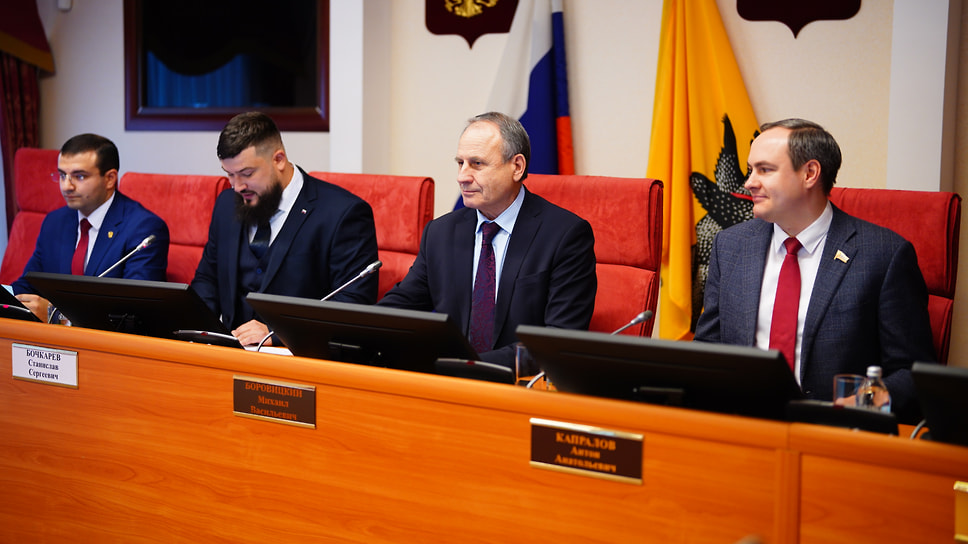 Председатель Ярославской областной думы Михаил Боровицкий (второй справа) на заседании молодежного парламента