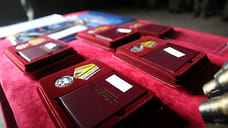 Шестерых участников СВО наградили ярославской медалью «Честь и слава»