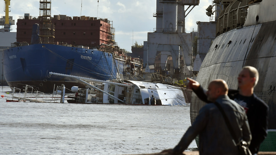 Затонувший буксир «Капитан Ушаков» у причальной стенки Балтийского судостроительного завода.