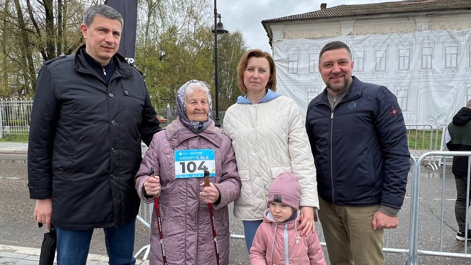Александра Шелепанова в центре рядом с главой Тутаевского округа Ольгой Низовой