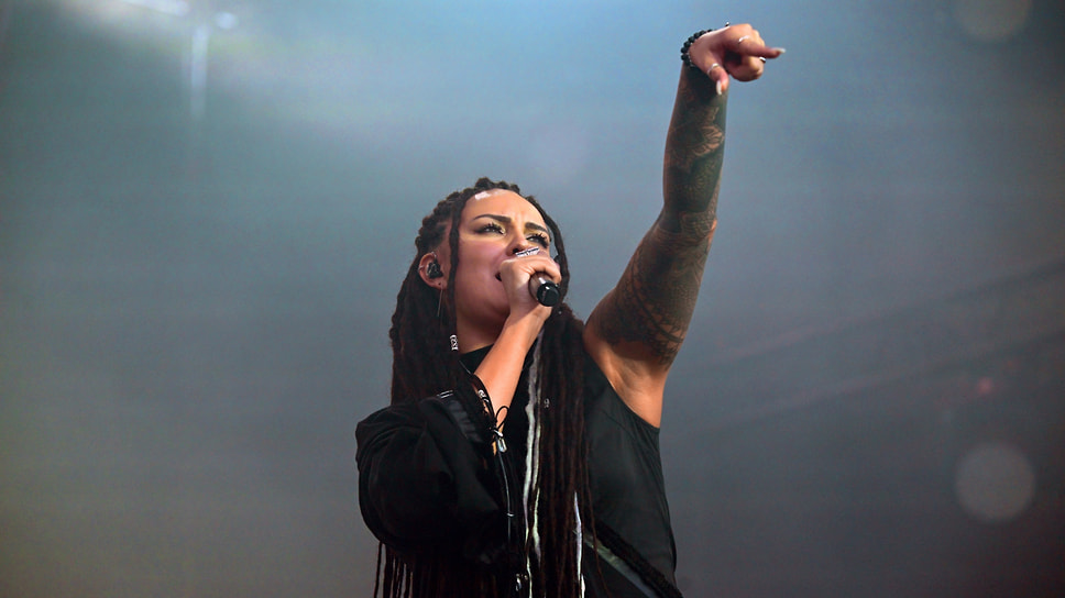 Вокалистка группы "DRUMMATIX" Катя Бардыш 