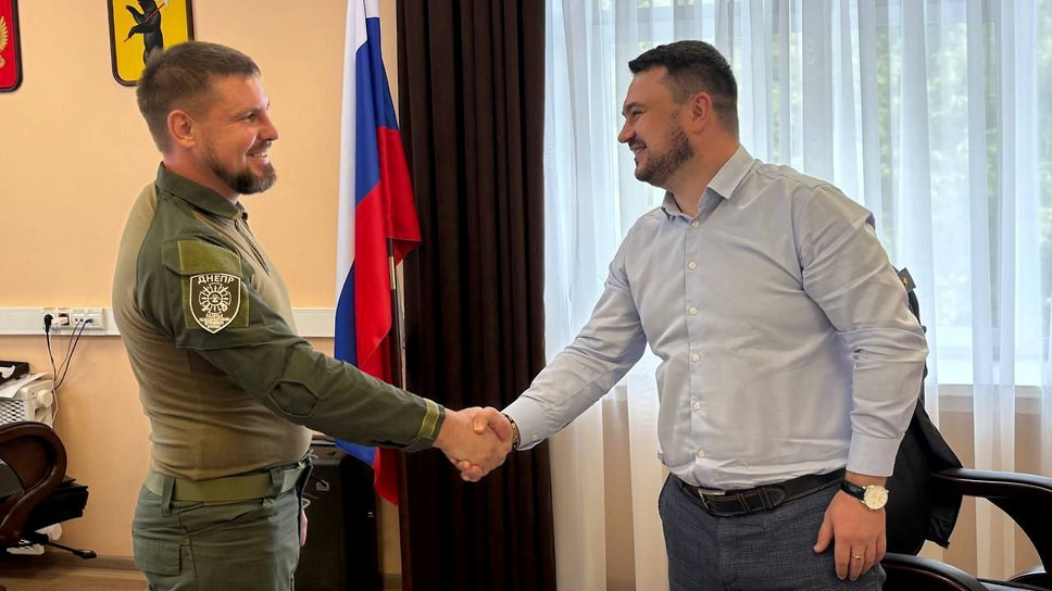 Антон Новосельцев (слева)