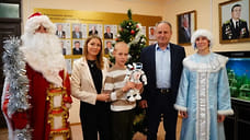 Председатель Яроблдумы подарил участнику «Елки желаний» робота