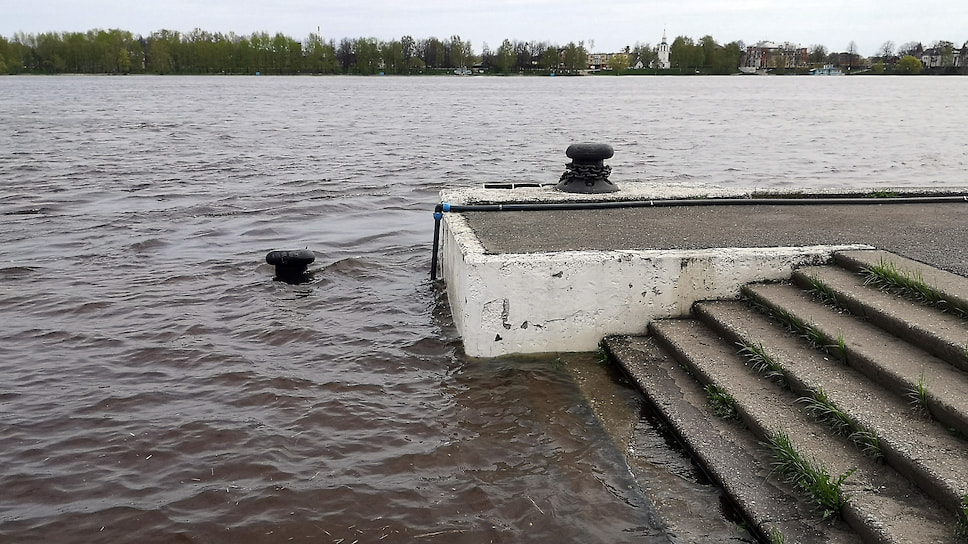 Вода поднимается по ступеням