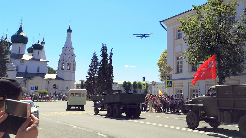 Колонна-ретро-автомобилей выходит на Советскую площадь