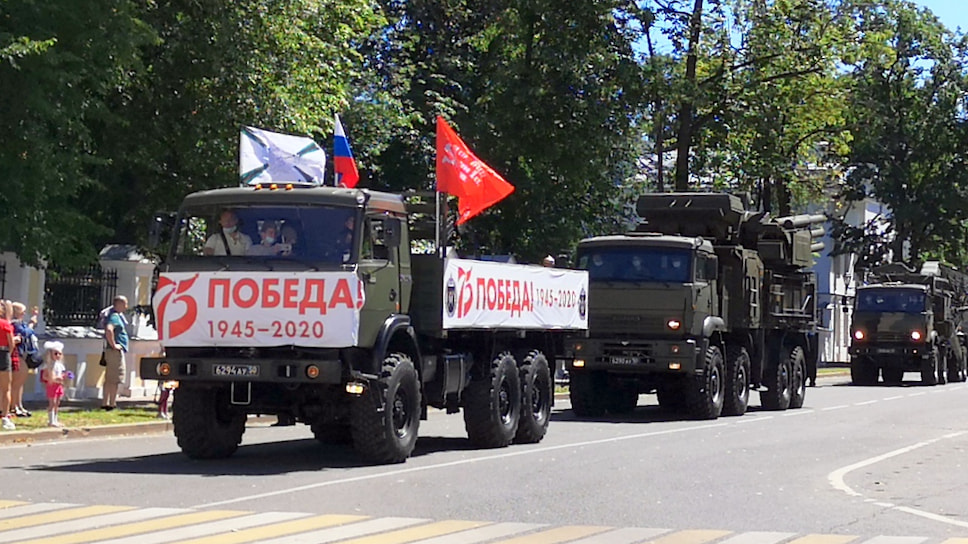 Передовая машина колонны военной техники