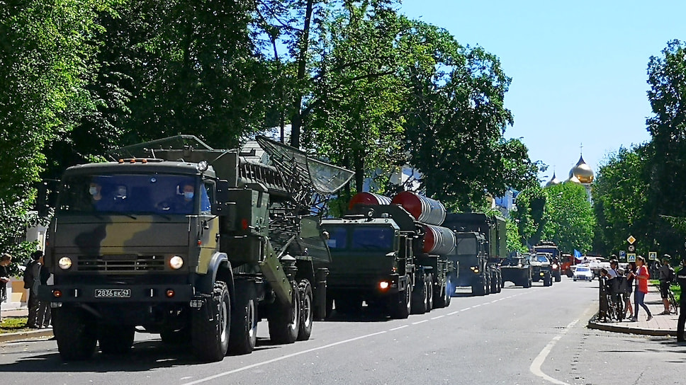 В колонне боевые машины войск ПВО