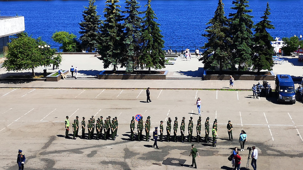 Развод после парада на набережной Волги