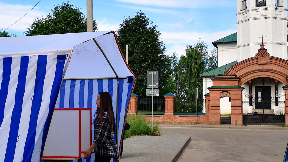 Голосование у входа в храм