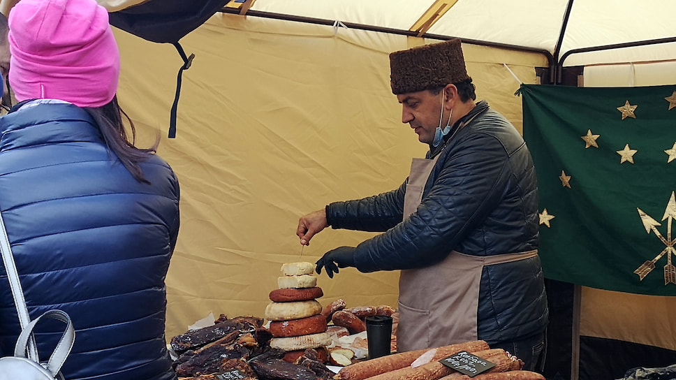 Гость из Адыгеи угощает сыром и мясом