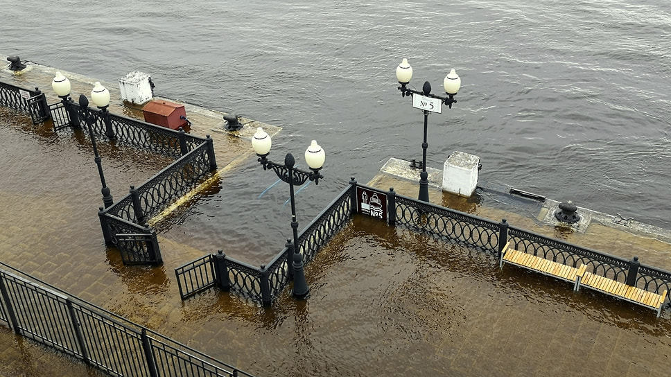 Затоплены ступени спуска к воде на Волжской набережной.