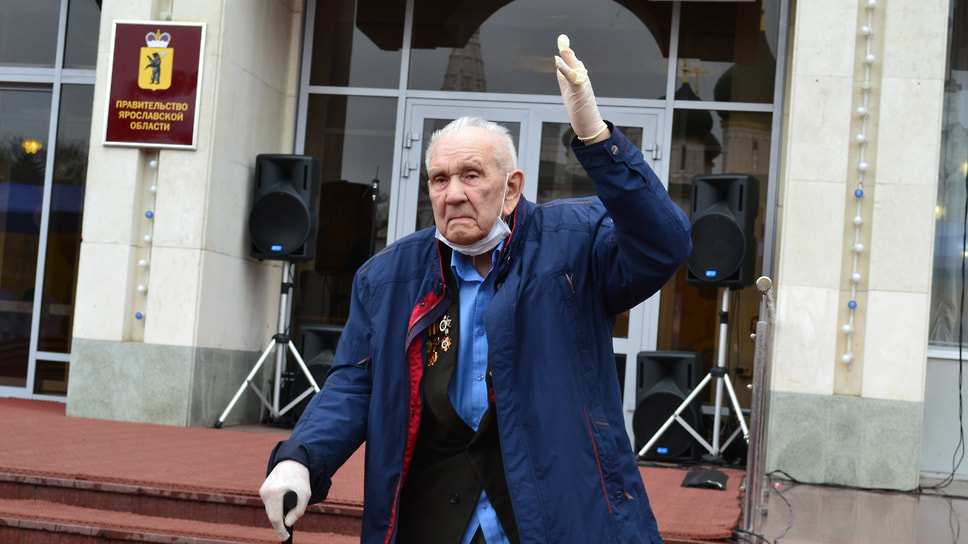 Герой Великой Отечественной войны Леонид Мальцев поднимает руку, когда называют его имя и военные награды. 