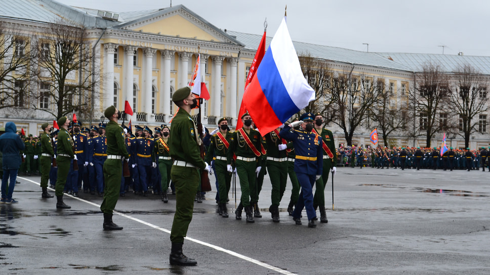 Вынос флага России и знамя Победы.