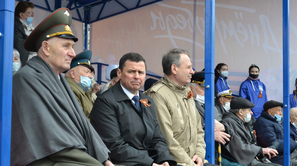 Губернатор Ярославской области Дмитрий Миронов вместе с председателем регионального парламента Михаилом Боровицким и ветеранами войны.