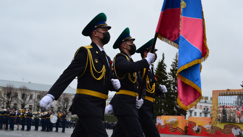 Прохождение роты почетного караула во время Парада Победы.