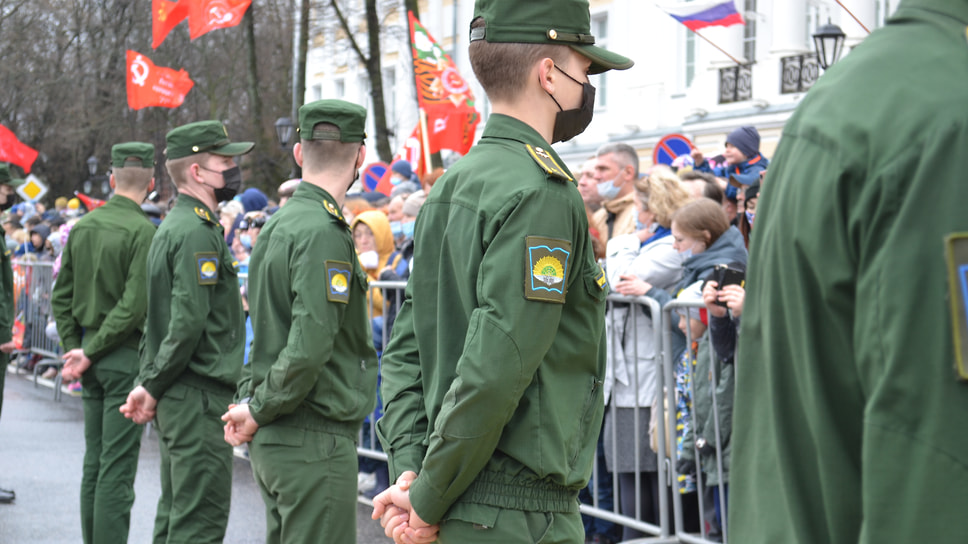 Курсанты военного училища стоят по периметру площади для сохранения порядка по время парада.