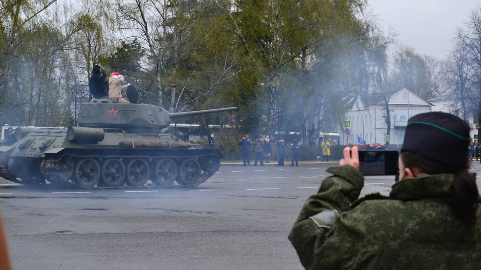 Парад продолжила военная техника. На фото легендарный танк Т-34-85.