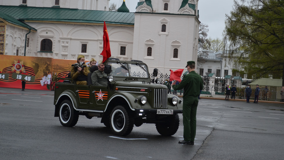 Театрализованное представление на Советской площади, посвященное военной технике, ставшей символом Победы.