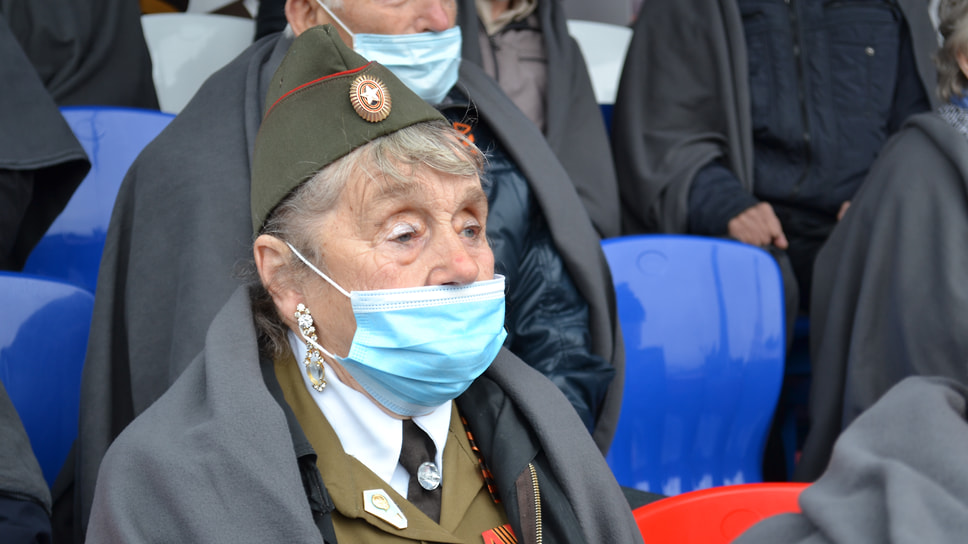 Ветеран Великой Отечественной войны во время концерта.