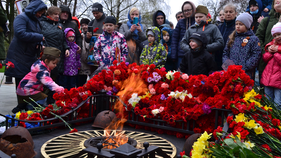 Жители и гости города Ярославля возложили цветы к Вечному огню.