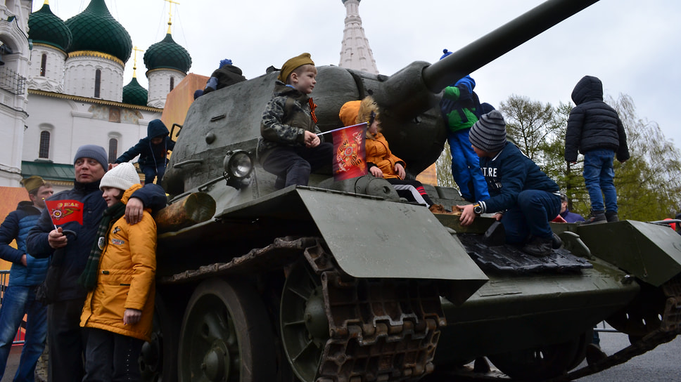 Программа на Советской площади завершилась выставкой военной техники.