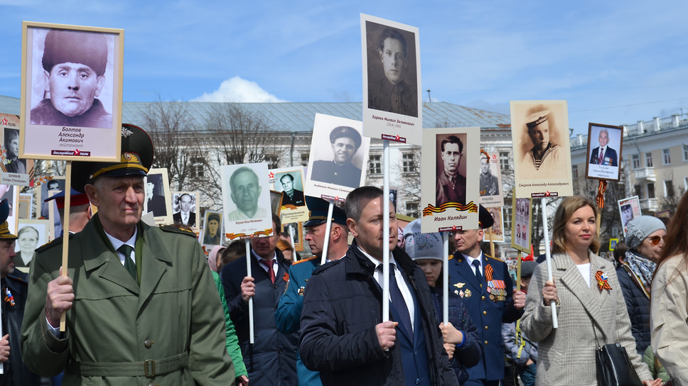  Михаил Евраев в колонне &quot;Бессмертного полка&quot; с портретом своего родственника.