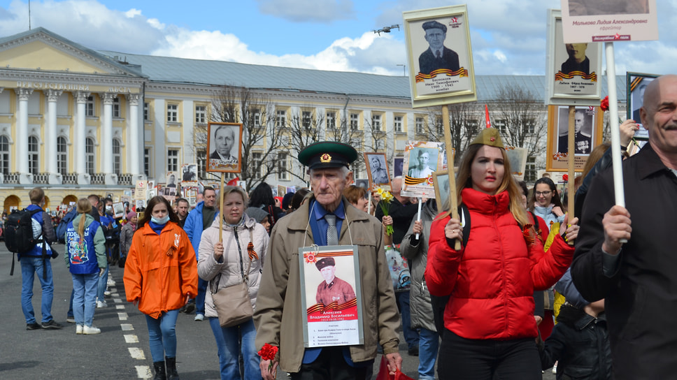 Колонна &quot;Бессмертного полка&quot; следует по Советской площади.