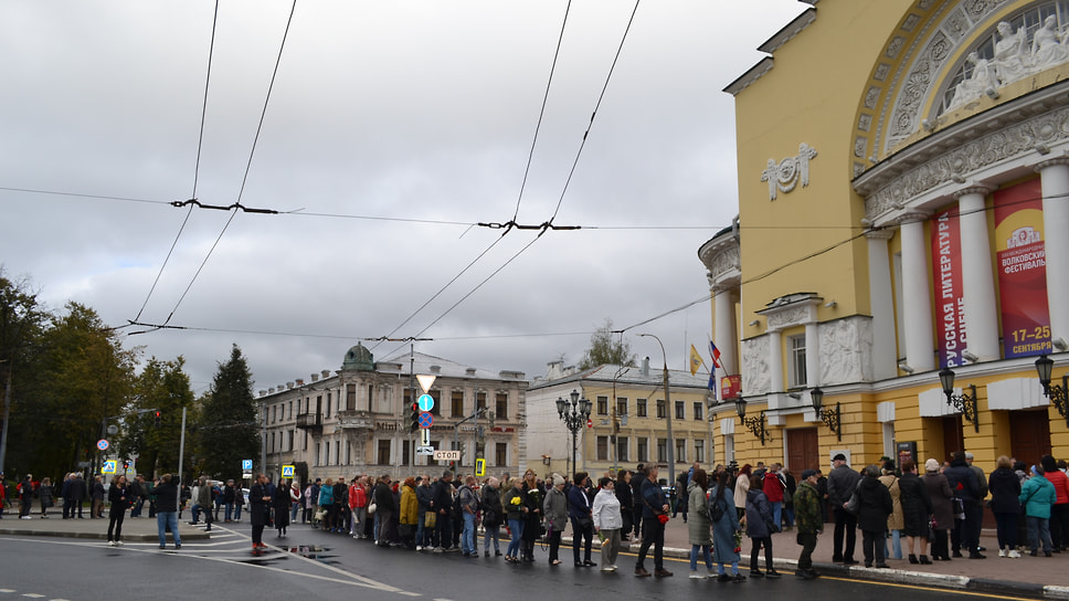 С Сергеем Пускепалисом пришли проститься более сотни человек. Они выстроились с цветами на площади Волкова перед театром. Ярославцы плакали, как женщины, так и мужчины.