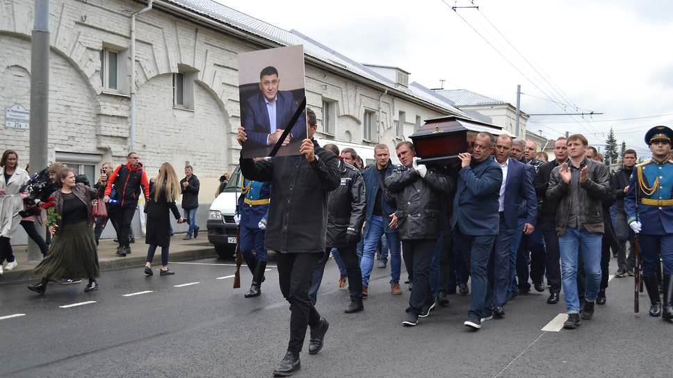 Прощальная колонна, Андрей Мерзликин несет портрет Сергея Пускепалиса.
Андрей Мерзликин о Сергее Пускепалисе: «Мы дружили, он всех нас называл «братские сердцы», и я его так называл, поэтому мы с ним долгие годы были вместе в силу того, что мы друзья, коллеги, единомышленники. Это очень взрослый, огромный мужчина, но с детской душой. Всегда это поражало в таких столкновениях. Чего не будет хватать сейчас в театре, на площадке, его близким? Вот этой его детскости. С одной стороны, зрелой наполненности, с другой, это было не напыщенно, легко и всегда это заряжало. Близким людям сейчас будет очень просто» 
